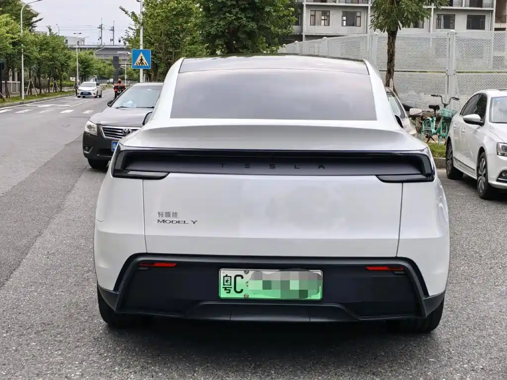 Tesla Model Y — фото 9