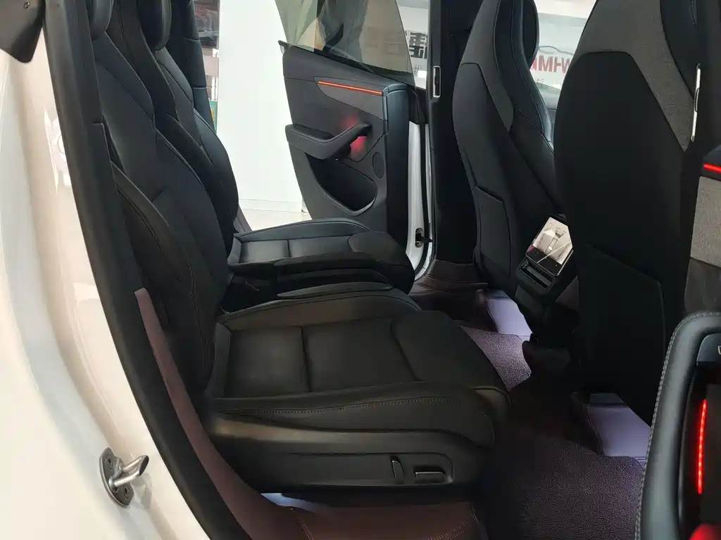 Tesla Model Y L — фото 11
