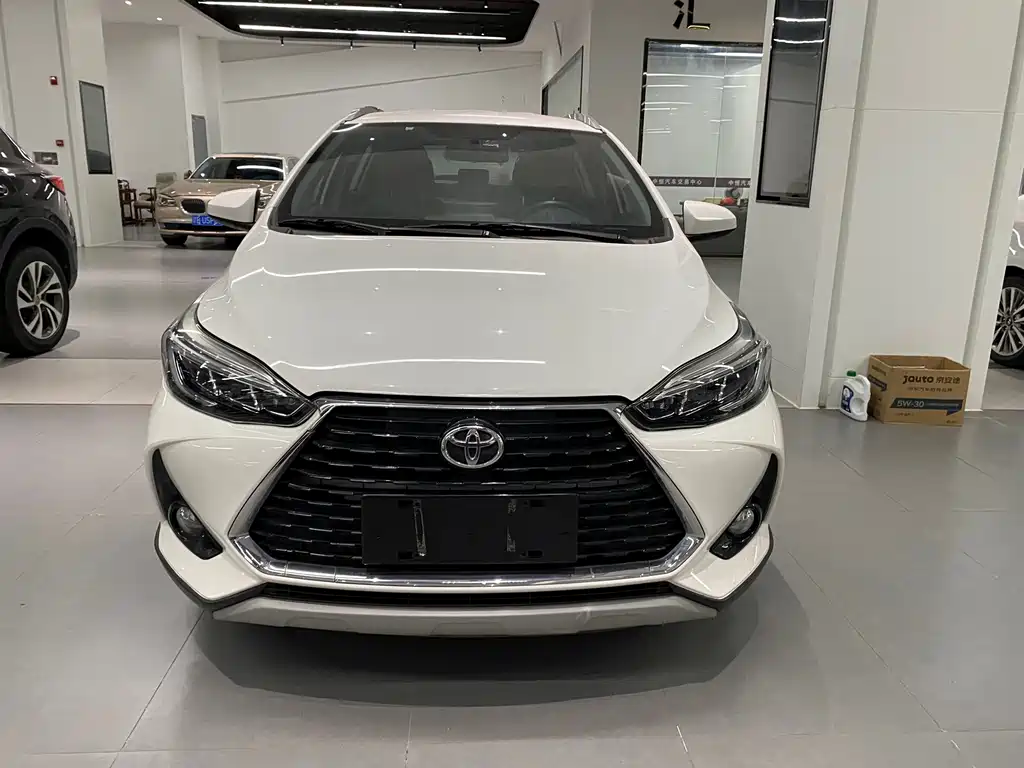 Toyota Yaris L — фото 2