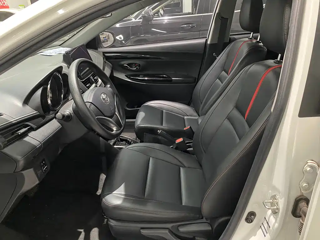 Toyota Yaris L — фото 4