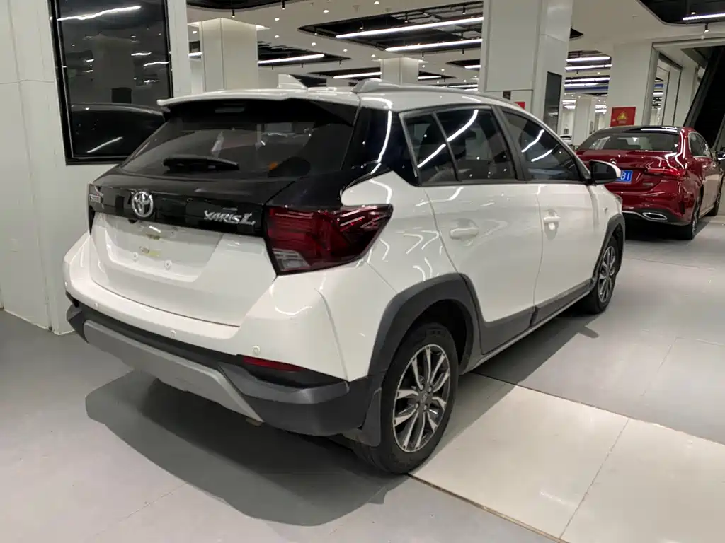 Toyota Yaris L — фото 7