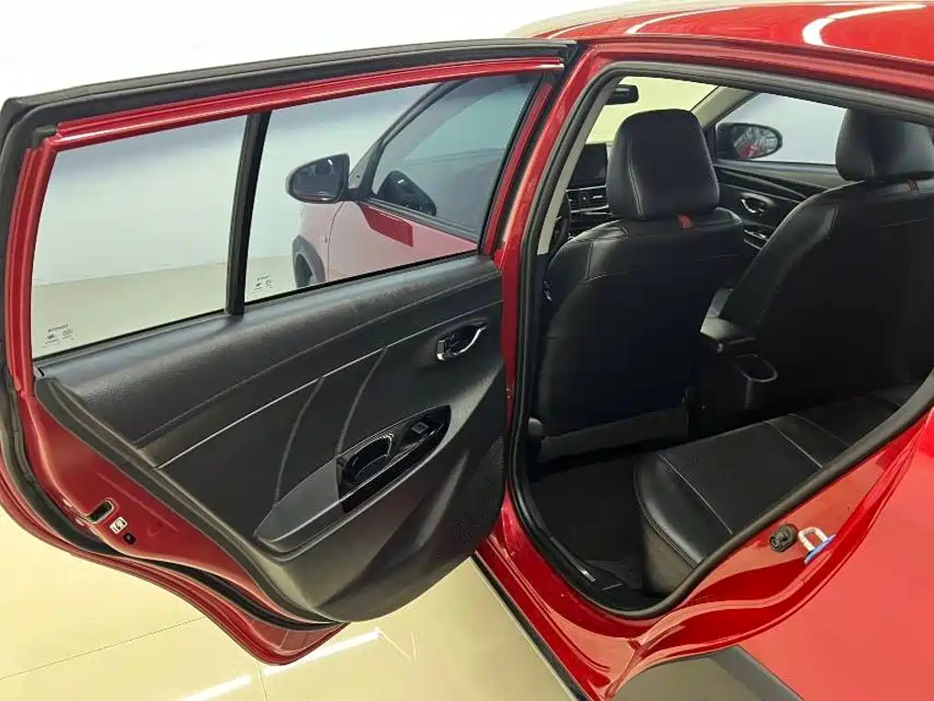 Toyota Yaris L — фото 11