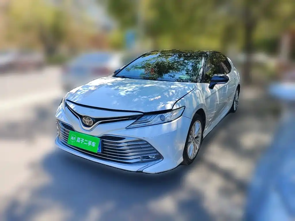 Toyota Camry — фото 1