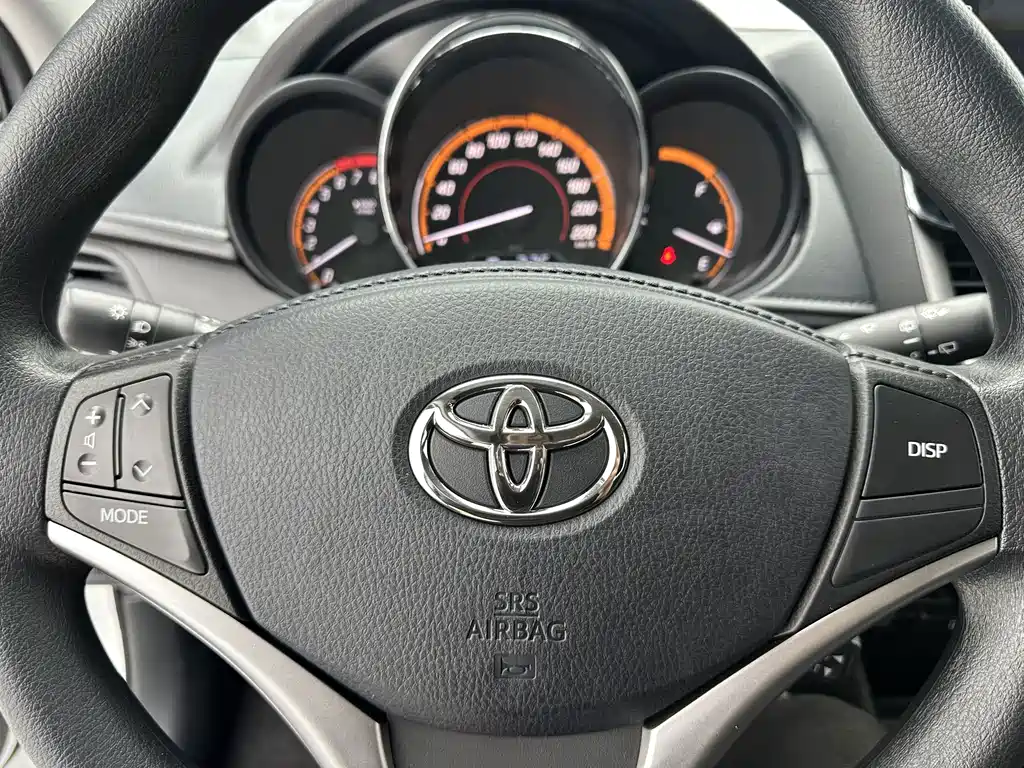 Toyota Yaris L — фото 13