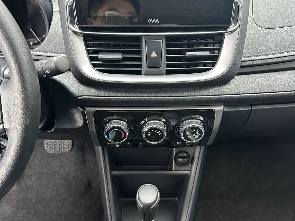 Toyota Yaris L — фото 14