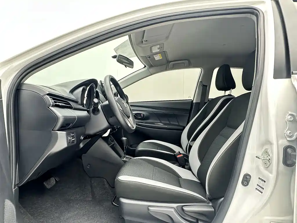 Toyota Yaris L — фото 4