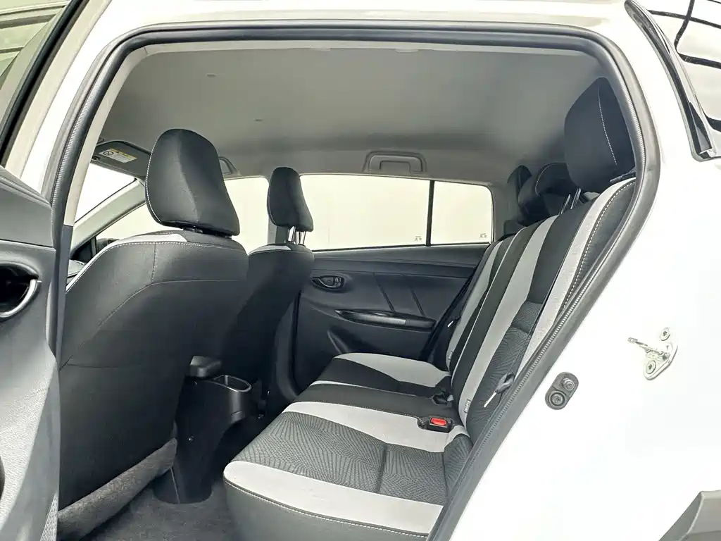 Toyota Yaris L — фото 5