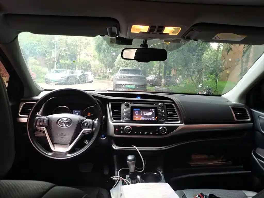 Toyota Highlander — фото 10