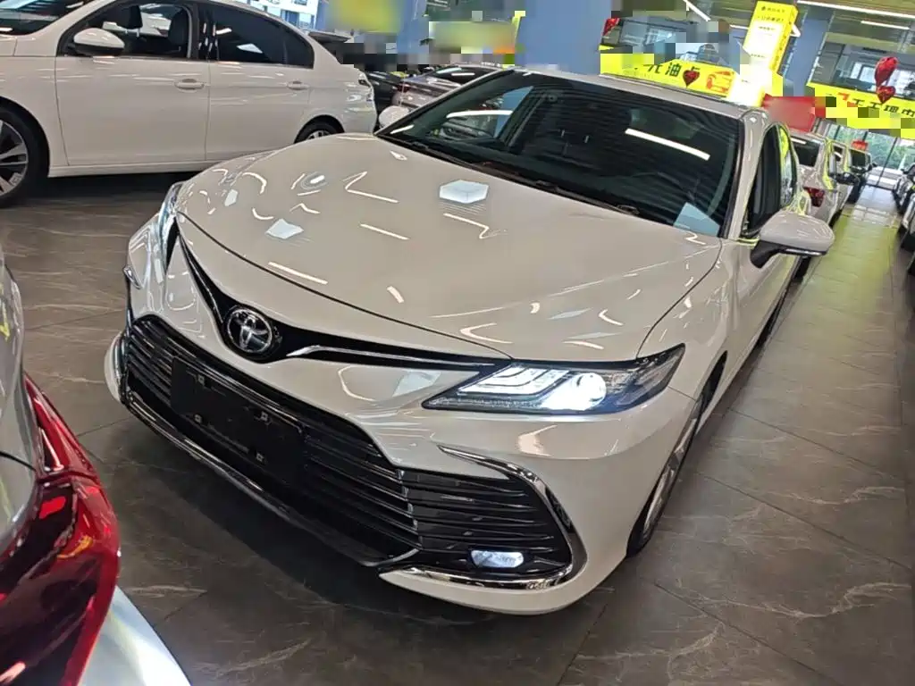 Toyota Camry — фото 2