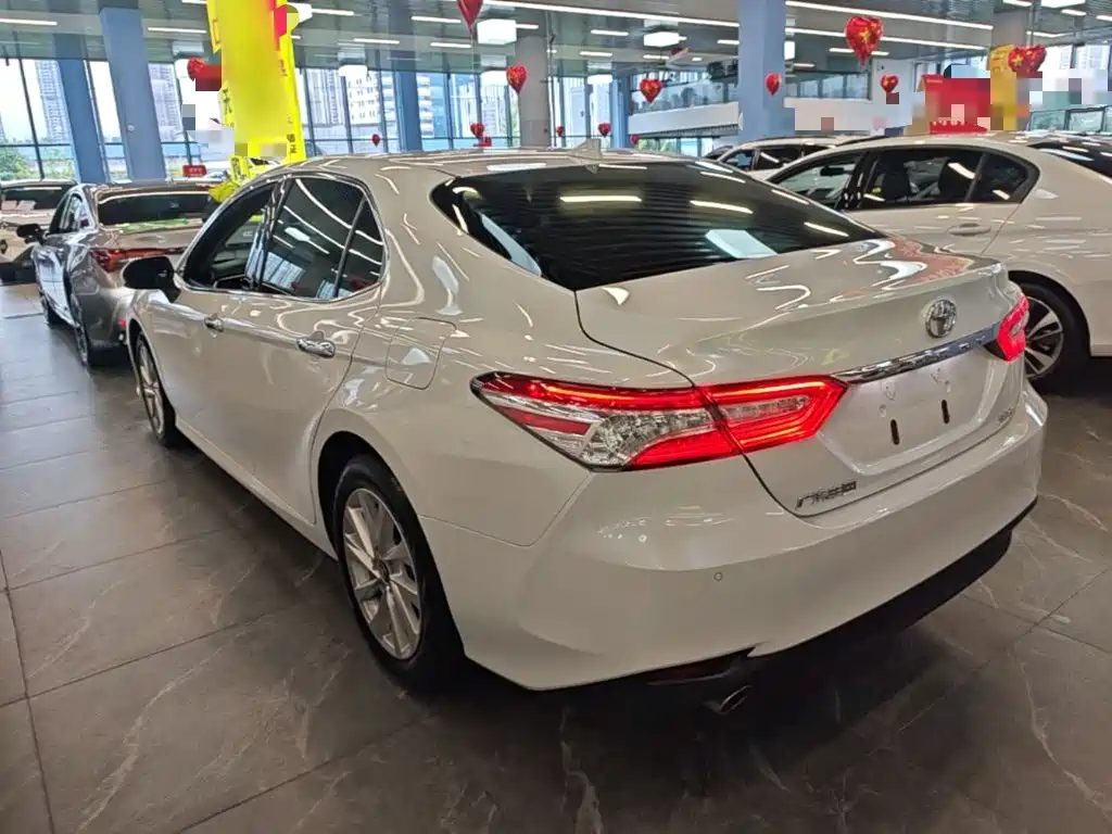 Toyota Camry — фото 5