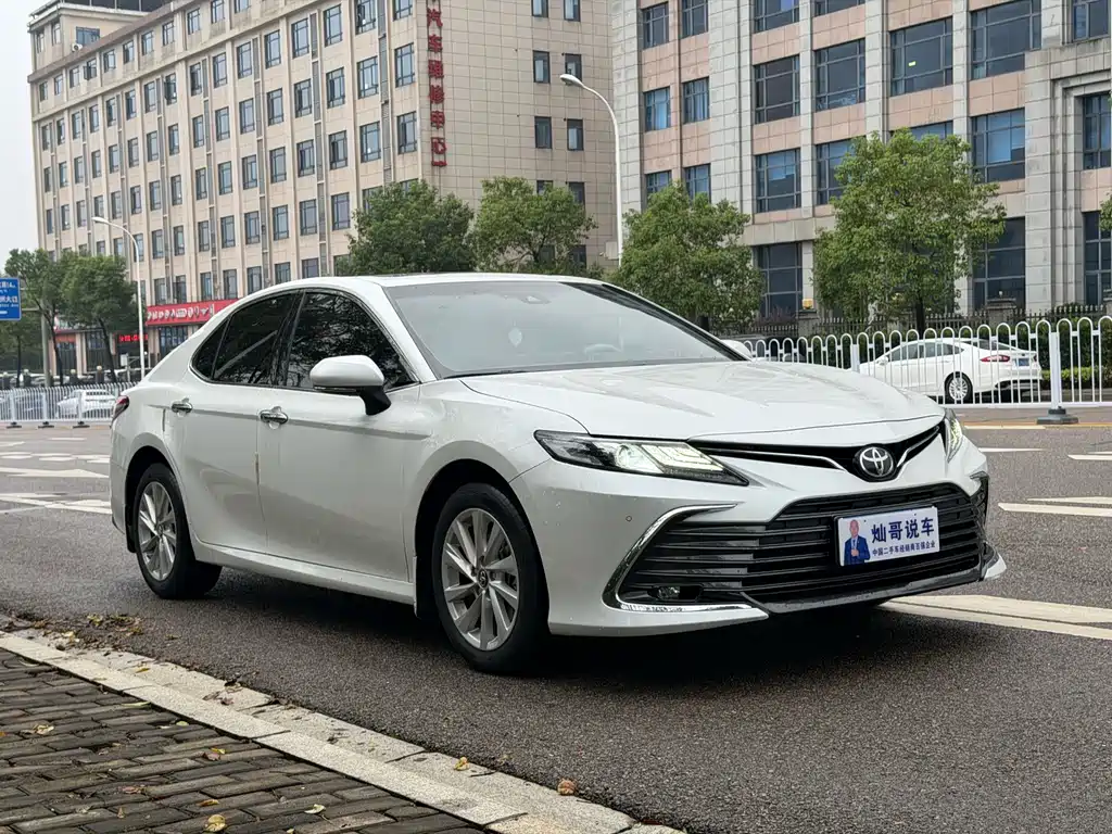 Toyota Camry — фото 3