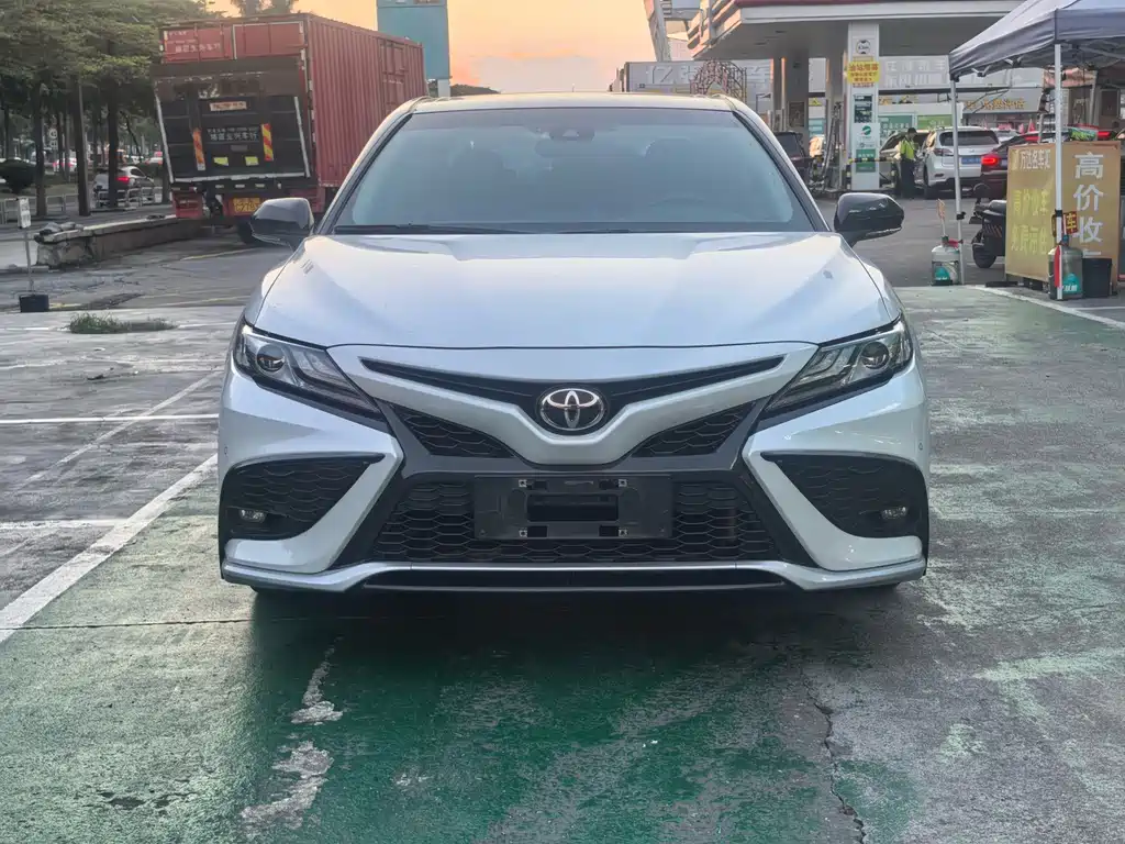 Toyota Camry — фото 2