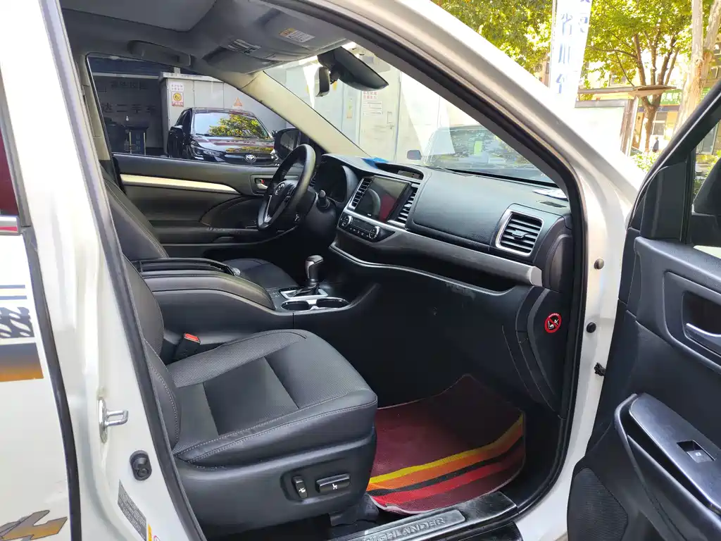 Toyota Highlander — фото 10