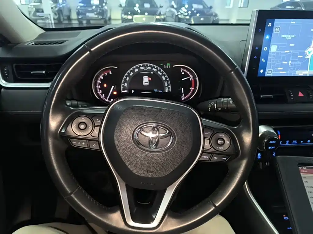 Toyota RAV4 — фото 11