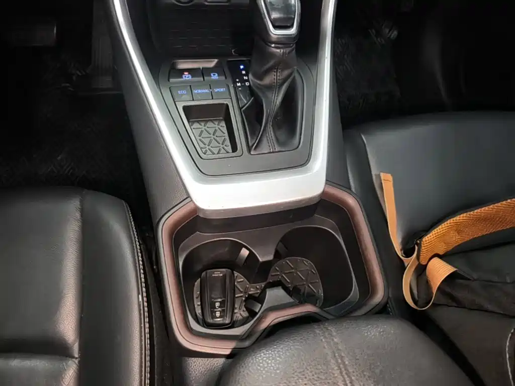 Toyota RAV4 — фото 14