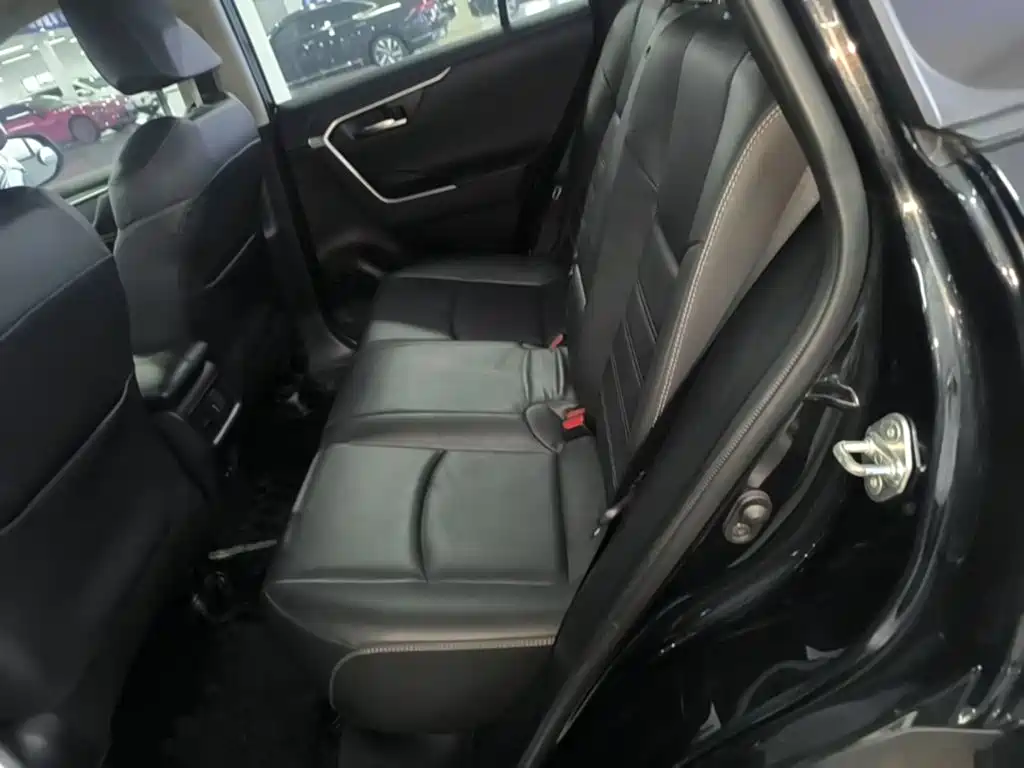 Toyota RAV4 — фото 17