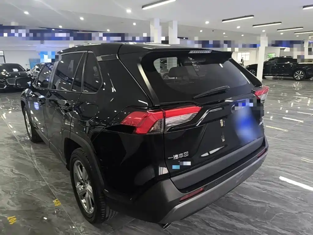 Toyota RAV4 — фото 5
