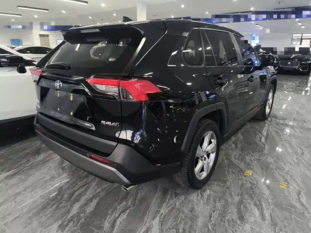 Toyota RAV4 — фото 7