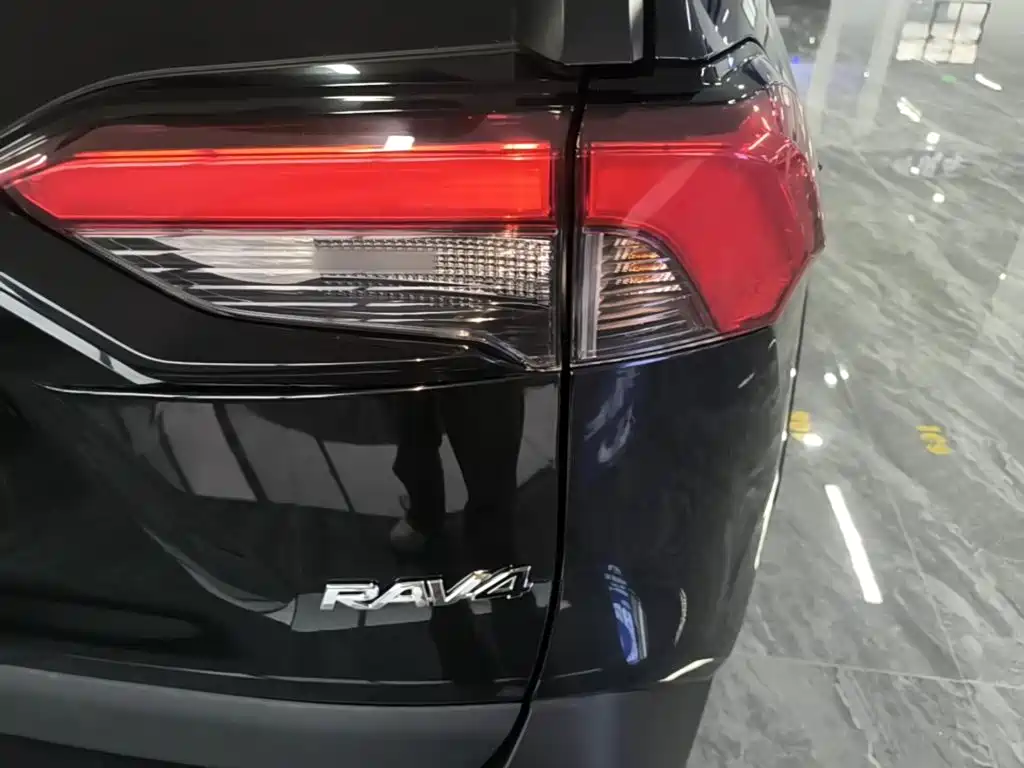Toyota RAV4 — фото 8