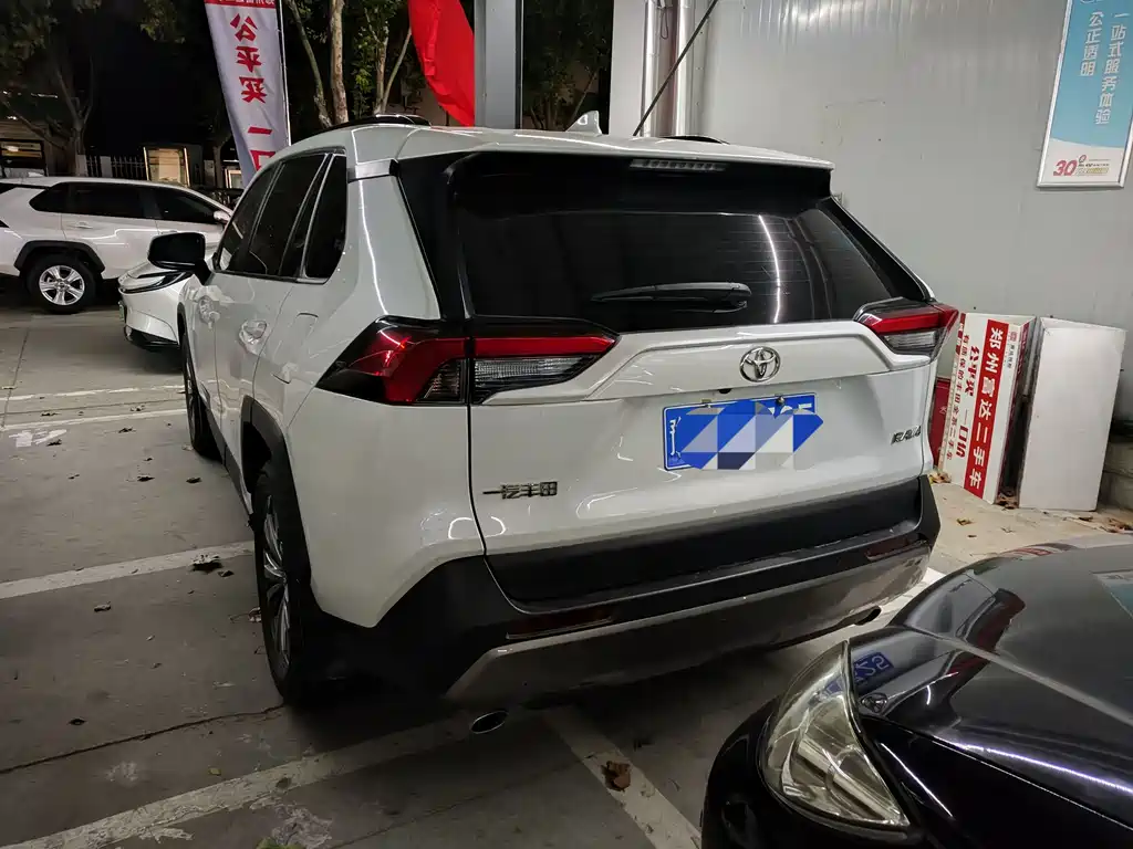 Toyota RAV4 — фото 7