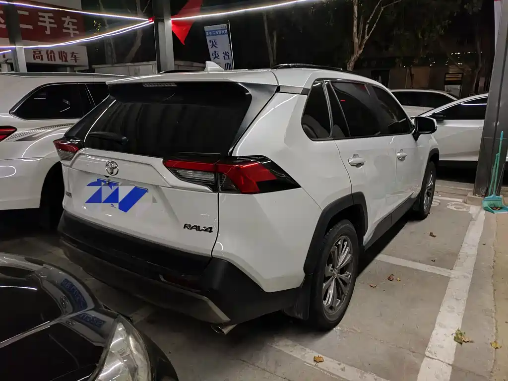 Toyota RAV4 — фото 8
