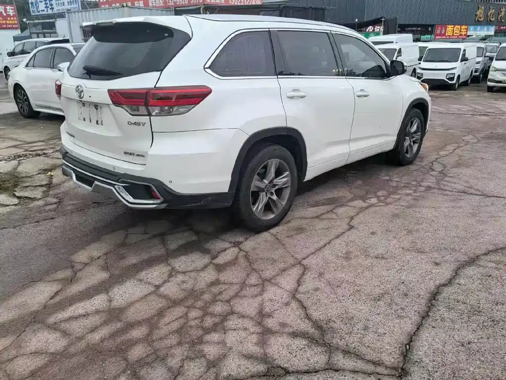Toyota Highlander — фото 9