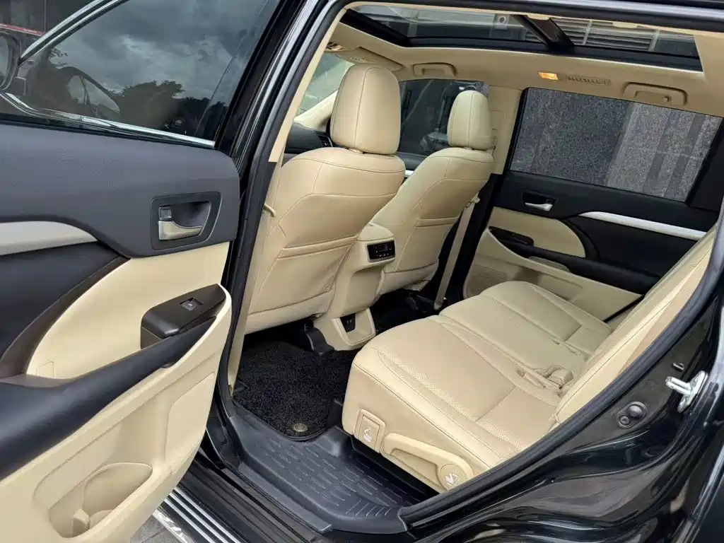 Toyota Highlander — фото 10