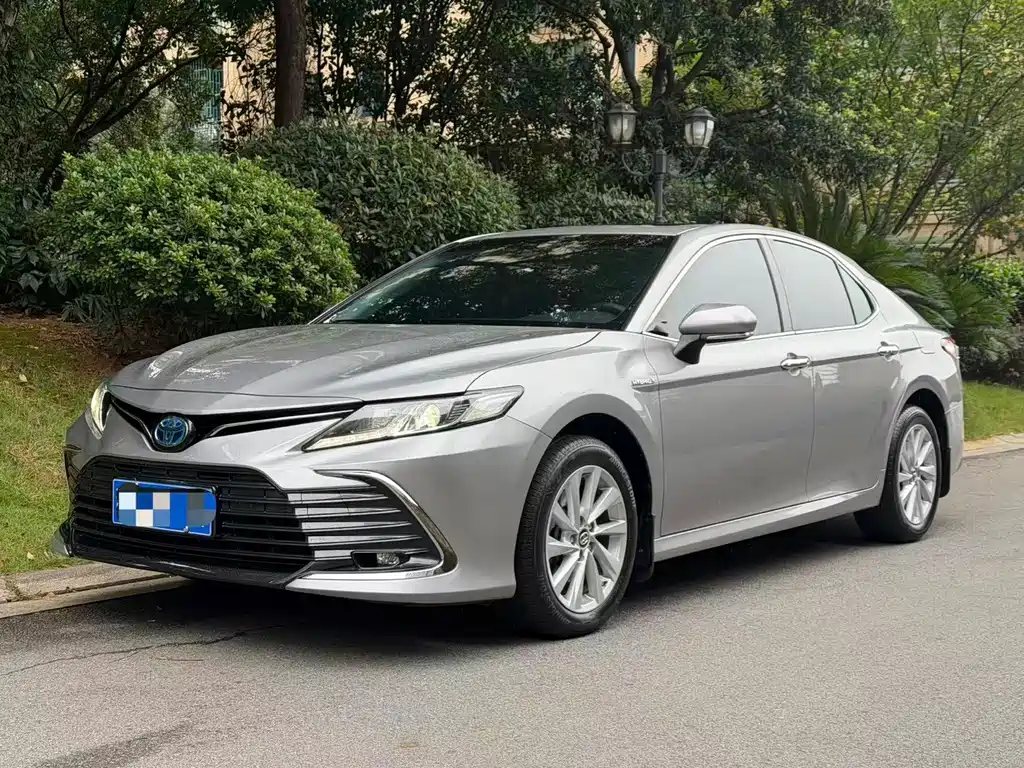 Toyota Camry — фото 2