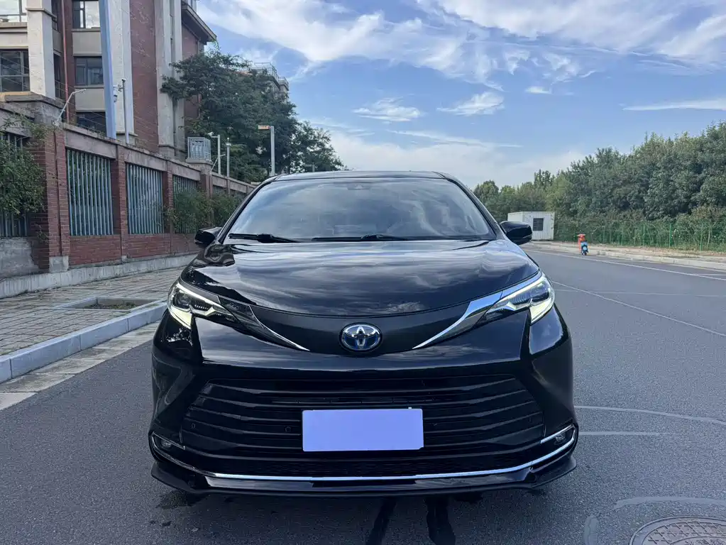 Toyota Sienna — фото 2