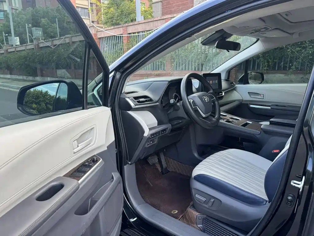 Toyota Sienna — фото 4