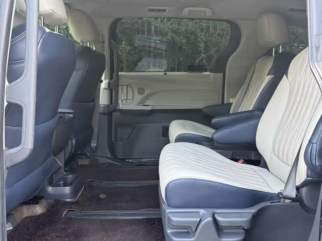 Toyota Sienna — фото 5