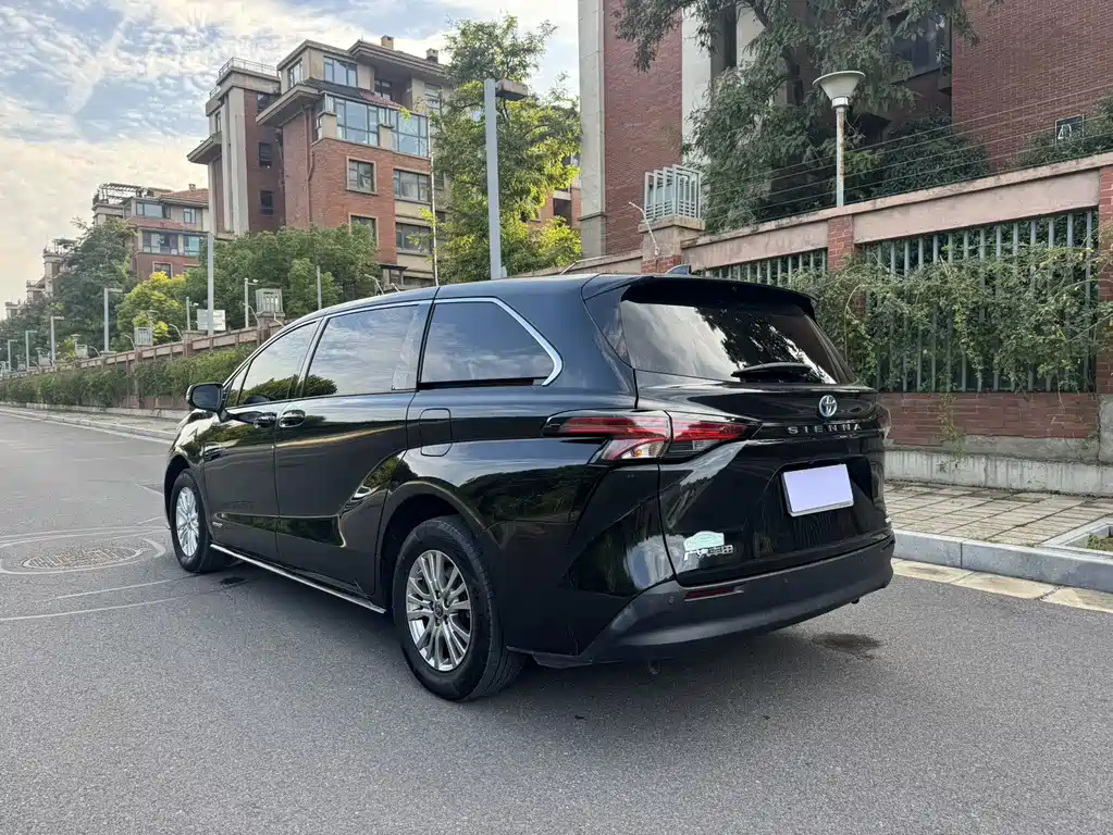Toyota Sienna — фото 7