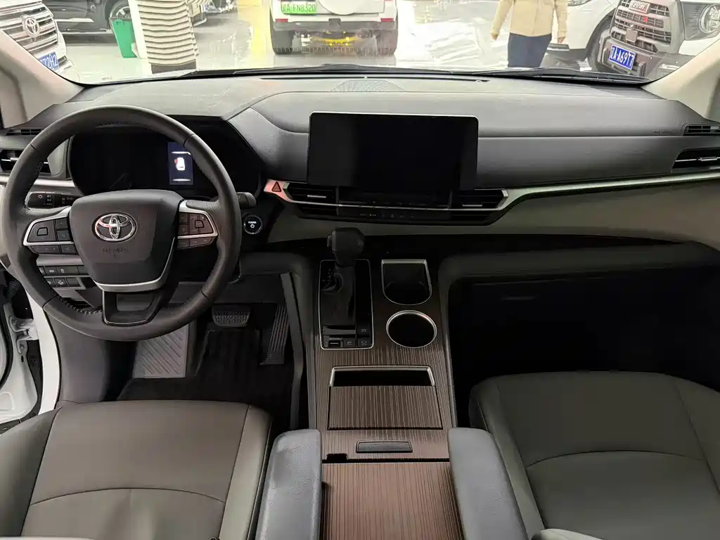 Toyota Granvia — фото 4