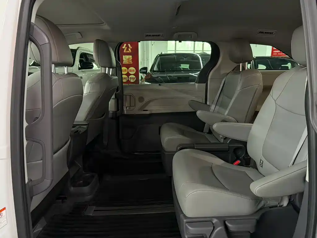 Toyota Granvia — фото 6
