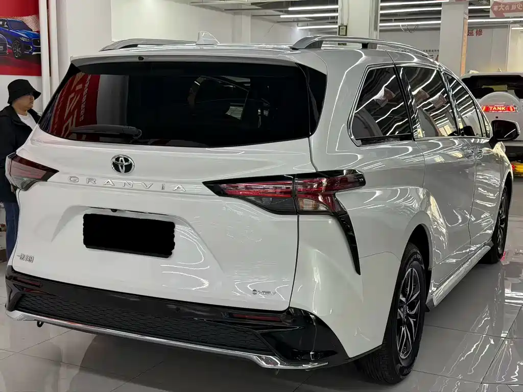 Toyota Granvia — фото 8
