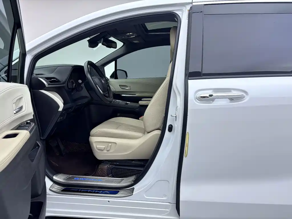 Toyota Sienna — фото 13
