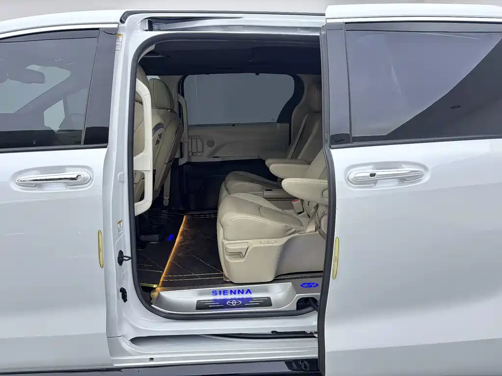 Toyota Sienna — фото 17