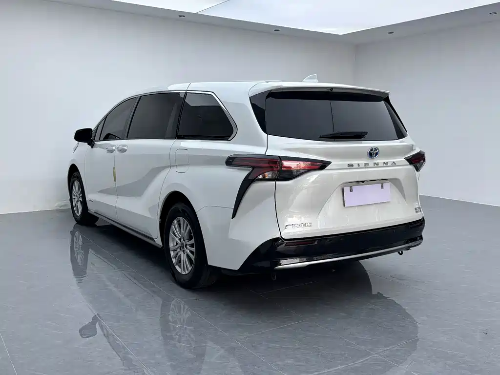 Toyota Sienna — фото 3