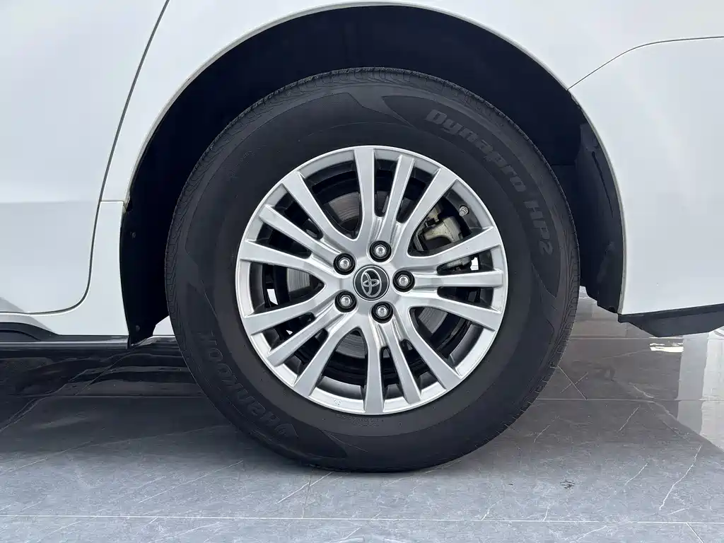 Toyota Sienna — фото 7