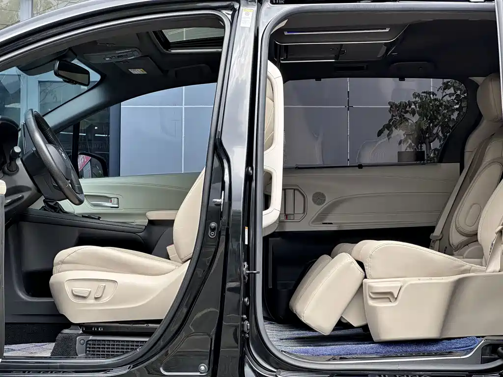 Toyota Sienna — фото 11