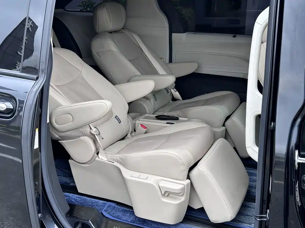 Toyota Sienna — фото 13