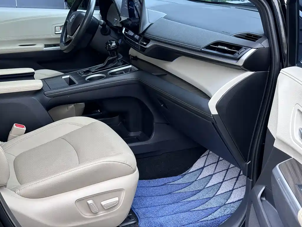 Toyota Sienna — фото 14