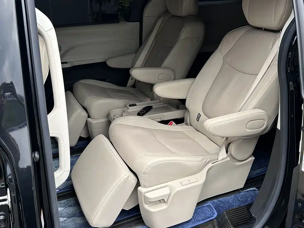 Toyota Sienna — фото 15