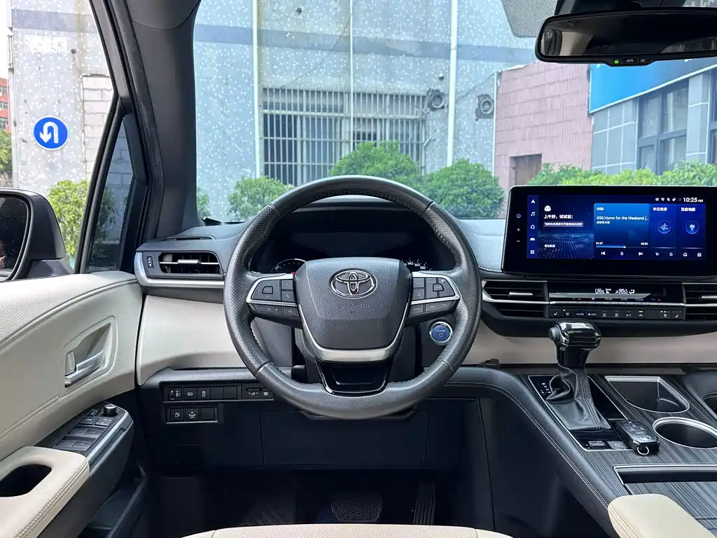 Toyota Sienna — фото 4