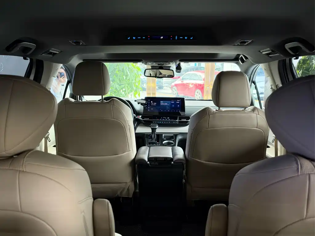 Toyota Sienna — фото 5