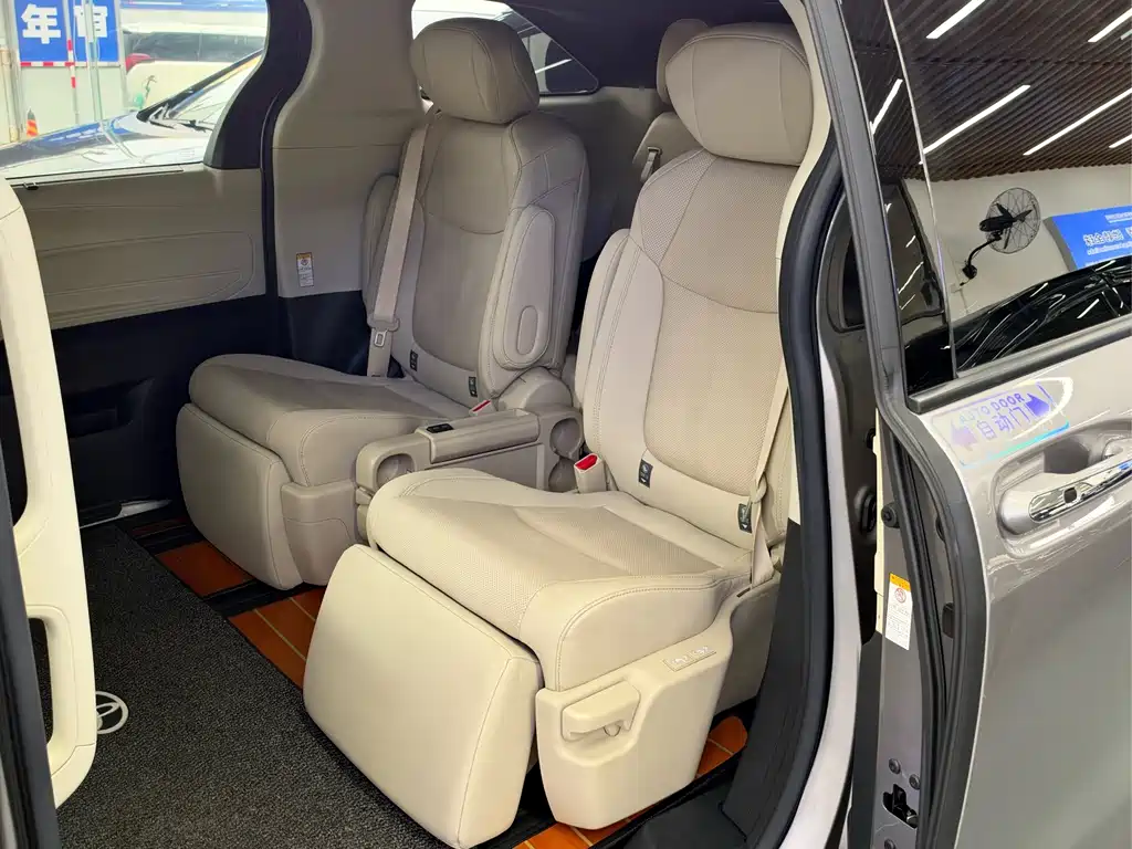 Toyota Sienna — фото 7