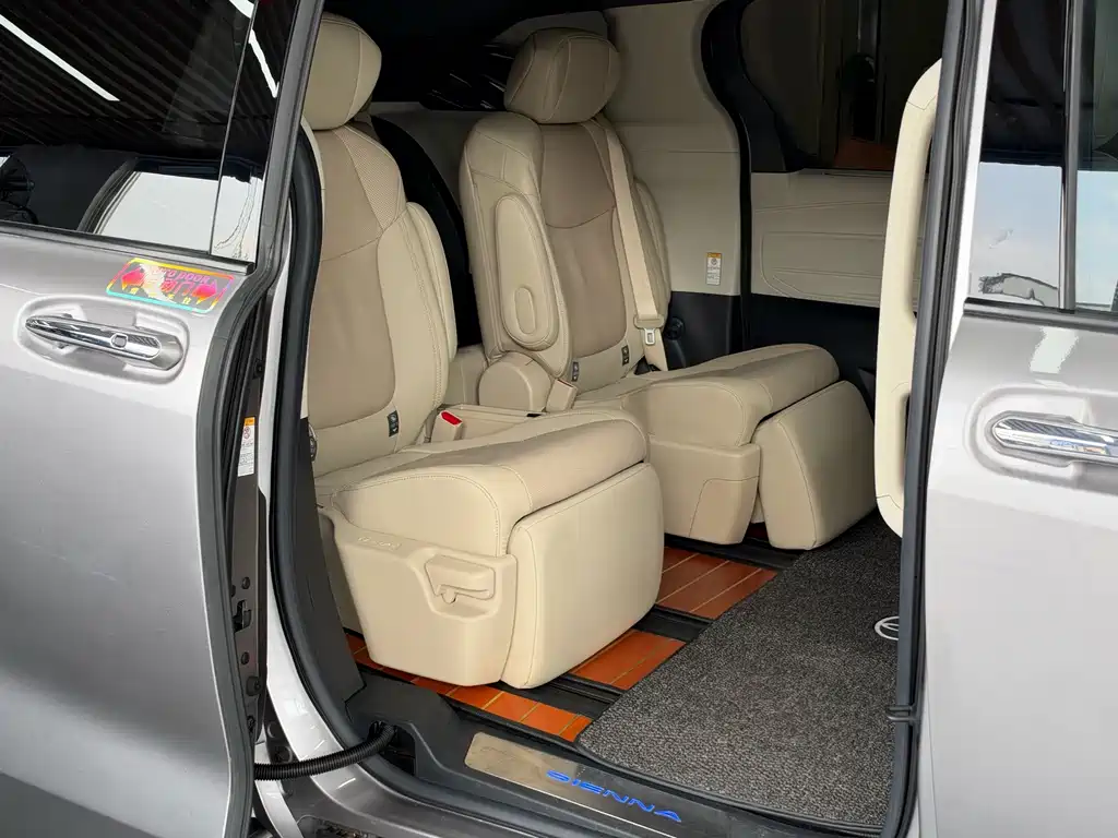 Toyota Sienna — фото 9