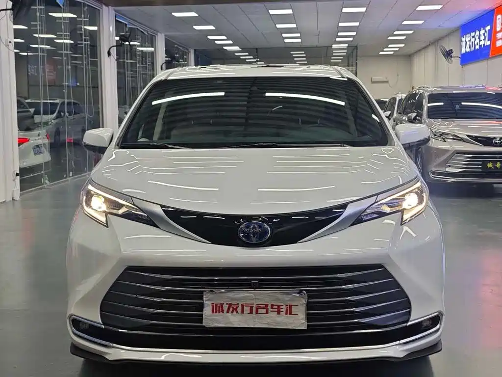 Toyota Sienna — фото 2