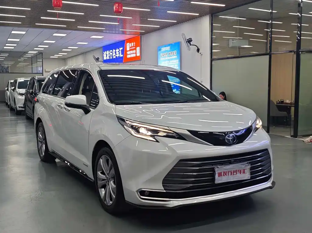 Toyota Sienna — фото 3