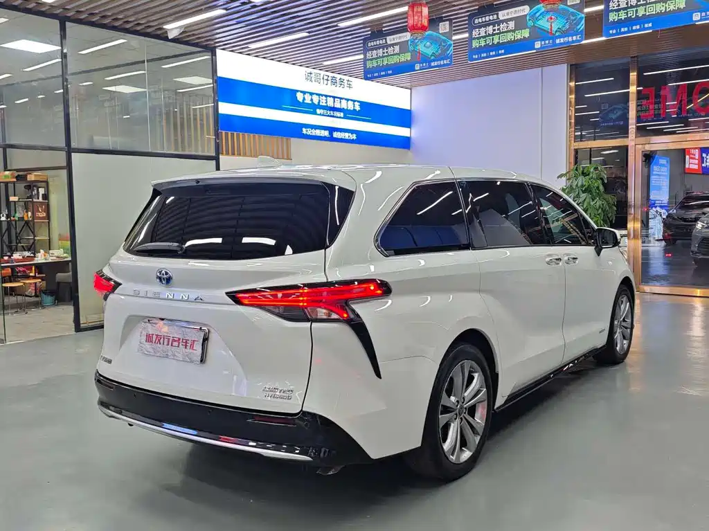 Toyota Sienna — фото 21